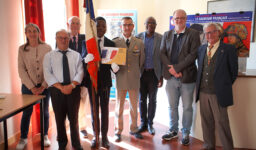 Grande première en Charente-Maritime : l’Ensemble scolaire Fénelon Notre-Dame de La Rochelle va être dépositaire, pendant 3 ans, du drapeau de l’ACVG PTT 17 (association d’Anciens combattants et victimes de guerre des PTT).