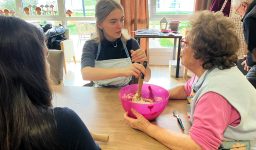 Une expérience en EHPAD permet aux élèves du Bac Pro ASSP du Lycée professionnel Fénelon Notre-Dame de La Rochelle de se projeter dans un métier passion.