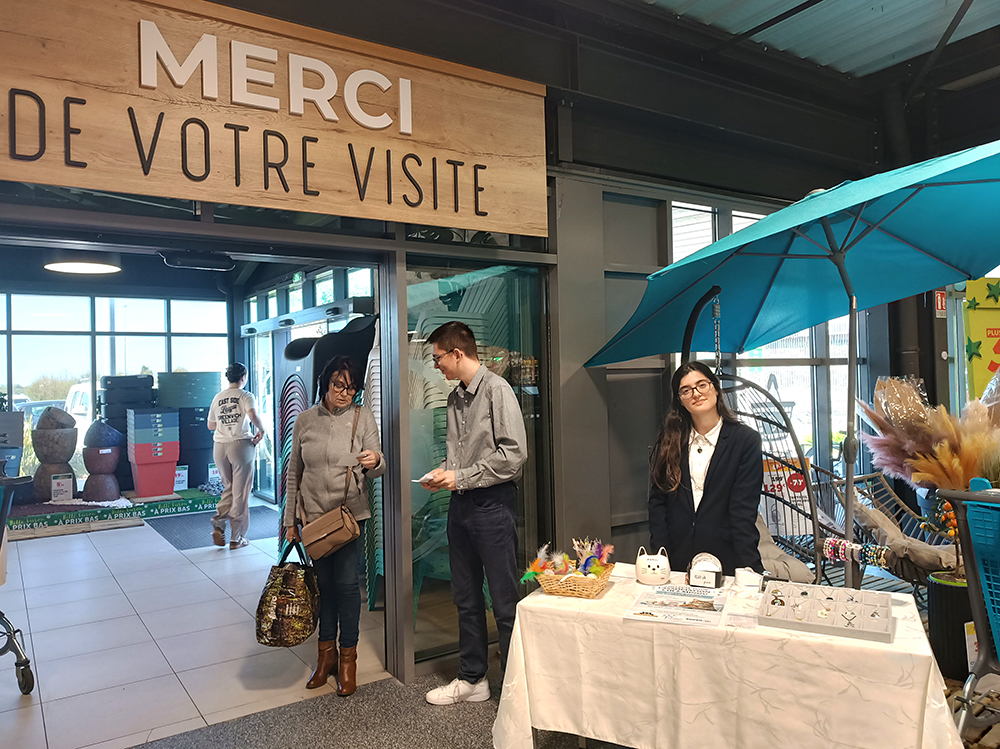 Décidés à organiser une action concrète en faveur du bien-être animal, les élèves de Terminale Bac pro Métiers de l'Accueil du Lycée Fénelon Notre-Dame de La Rochelle ont lancé une collecte en faveur de l'association « Chez Minou ».