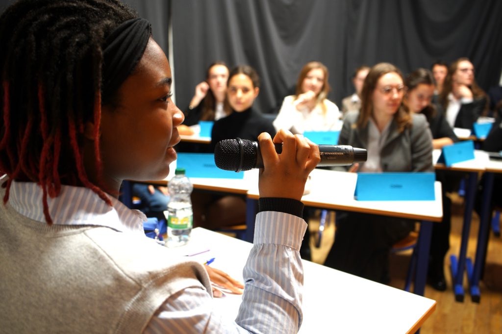 Pour leur donner envie de pratiquer la diplomatie en anglais, des classes de 4è à 1re sont invitées à assister à un mini-congrès du Club MUN du Lycée Fénelon Notre-Dame de La Rochelle.