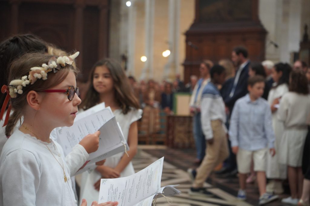 39 enfants des écoles Fénelon Notre-Dame de La Rochelle et de Lagord recevront le sacrement de Première Communion le 7 juin 2026 à 11h en la cathédrale Saint-Louis de La Rochelle. 38 élèves de 6e du Collège Fénelon Notre-Dame de La Rochelle célèbreront leur Profession de Foi le 21 juin 2026 à 11h en la Cathédrale de La Rochelle.