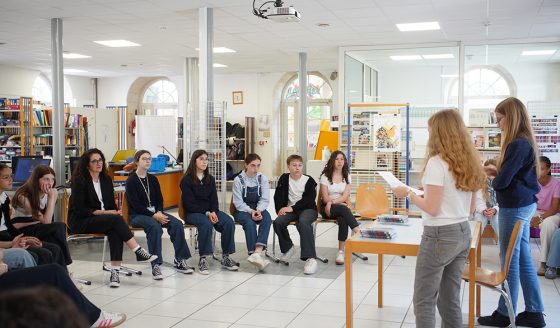 Les élèves de l’ARE Plaisir en Littérature ont reçu Josepha Calcerano au CDI 4e/3e du Collège Fénelon Notre-Dame de La Rochelle. Elle est l’une des trois auteurs sélectionnés dans le cadre du Prix littéraire des Collégiens de la Charente-Maritime pour son roman "Le Grand Test".