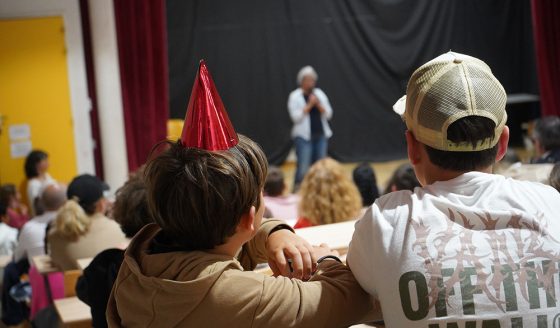 Deux jours : c’est le délai qui a suffi aux élèves de 6e E et 6e F bilangues anglais-espagnol du Collège Fénelon Notre-Dame de La Rochelle pour monter un spectacle de théâtre : un teatro en francés y en español.