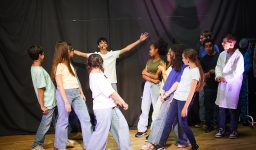 Ensemble, les élèves de l'ACF « musique classique, slam et hip-hop » et les jeunes du dispositifs ULIS du Collège Fénelon Notre-Dame de La Rochelle ont conçu la Comédie musicale « Ce que la lumière cache », un spectacle inclusif éblouissant !