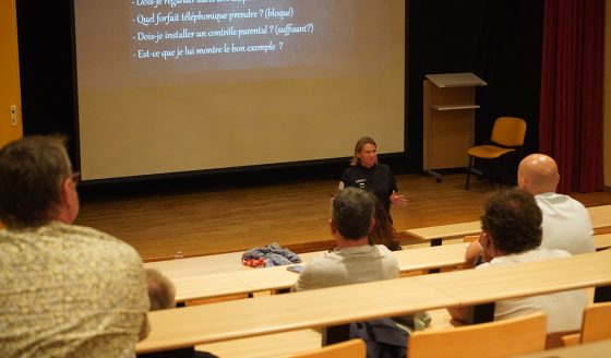 Une conférence-débat à l’attention des parents de collégiens a été animée par Mme Bouchité, brigadier-chef, jeudi 1er octobre à l’amphithéâtre de Fénelon Notre-Dame à La Rochelle sur le thème : « Sensibiliser et responsabiliser les parents à l’usage des écrans par leurs enfants »
